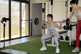 女性専用パーソナルトレーニングジムで、セッションを行う様子。正しいフォーム指導で、健康体を目指します。